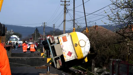 CISTERNĂ cu sodă caustică RĂSTURNATĂ pe șoseaua de centură a Sibiului. ISU: Nu există pericol