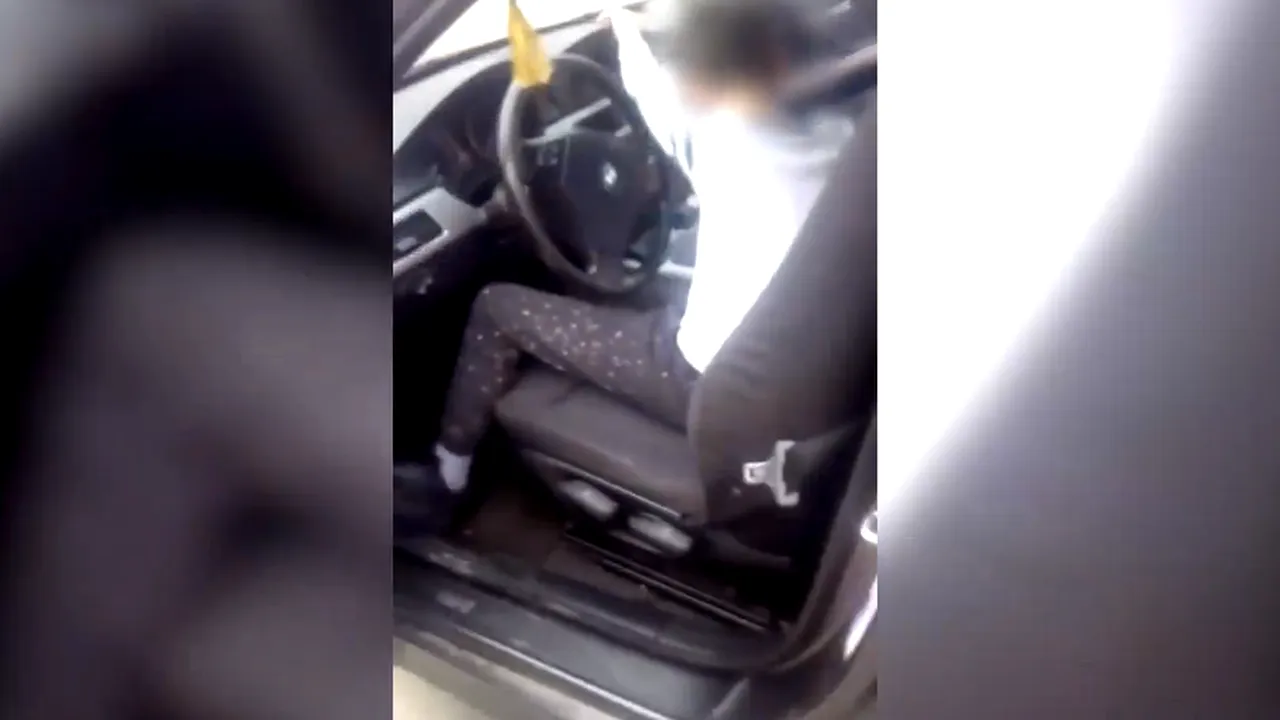 Un COPIL de 10 ani surprins în timp ce CONDUCEA un BMW pe străzile din Târgoviște, după ce MAMA lui i-a încredințat mașina
