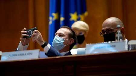 VIDEO-FOTO | Ce nu s-a văzut în ziua în care Guvernul Cîțu a fost demis cu un record de voturi. Huiduieli de stadion, Kafka vs. Dinu Săraru și vedeta Superman