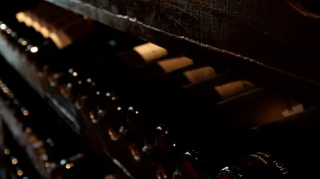 Un român a furat o sticlă de vin veche de peste 200 de ani. Ce a făcut cu ea