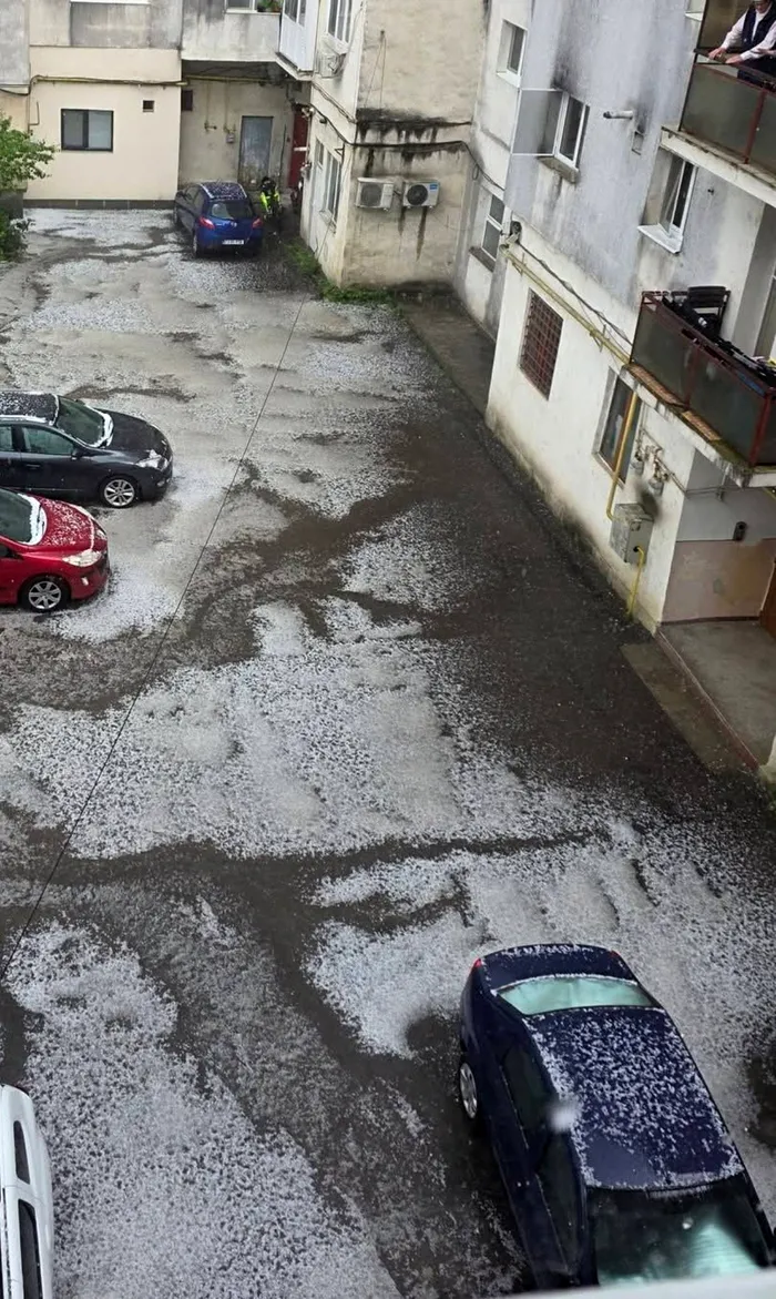 Vijelii violente cu grindină în Cluj. Pământul s-a acoperit de gheață. Imaginile dezastrului