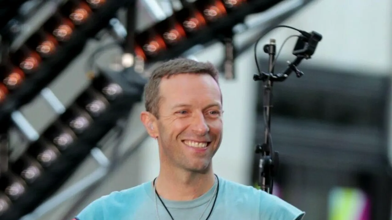 Chris Martin, solistul trupei Coldplay, a CĂZUT de pe scenă în timpul unui concert în Australia
