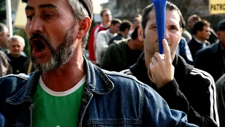 Sindicaliștii au adus la protestul de la Guvern o cruce pe care scrie 