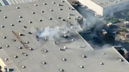 Două persoane au MURIT și alte zeci au fost rănite, după ce un avion de mici dimensiuni s-a prăbuşit peste o fabrică de mobilă din California