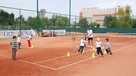 Vreau să-mi învăț copilul tenis. Cât te costă și unde găsești antrenori