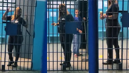 VIDEO | Un român închis într-o pușcărie din America de Sud face „spectacol” pe TikTok din spatele gratiilor: „Ia uite ce gardiancă am?”