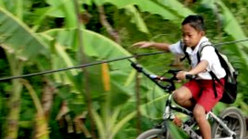 FOTO. Aventura unor copii indonezieni pentru a ajunge la școală