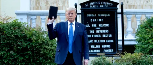 CRITICI. Donald Trump i-a supărat pe liderii religioși americani ținând Biblia în mână