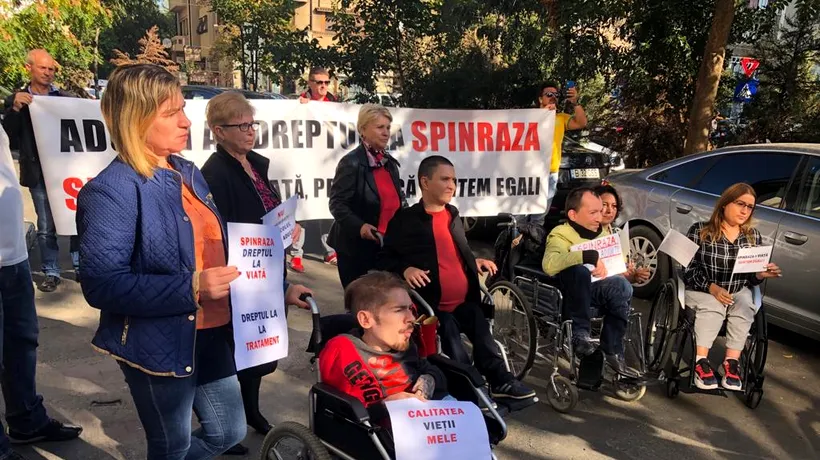 Protest în fața CNAS: Bolnavii de amiotrofie musculară spinală își cer dreptul la tratament - FOTO / VIDEO 