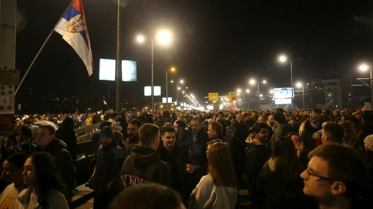 Guvernul sârb REDUCE taxele universitare pe fondul protestelor desfășurate de studenți