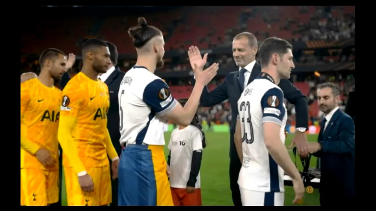 Tottenham - Manchester 1-0. Radu DRĂGUȘIN, cu tricolorul pe podium, după finala Europa League. Românul și-a trecut în palmares primul trofeu european