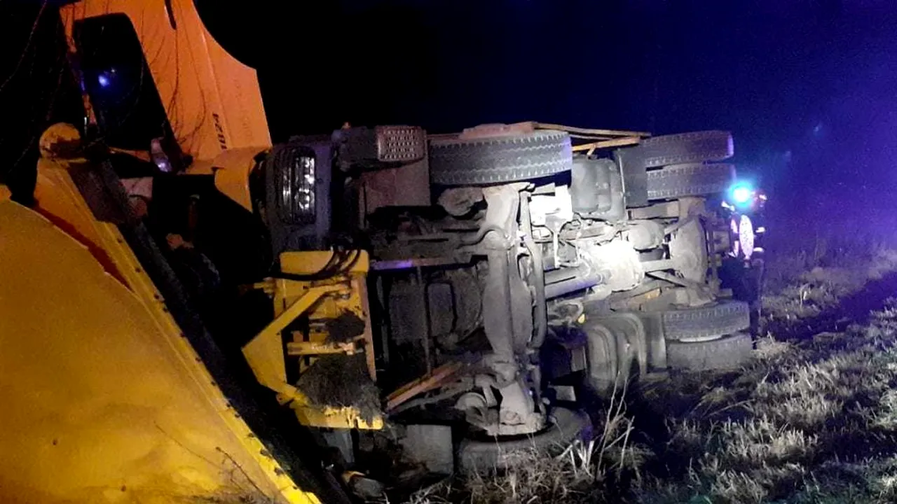 Utilaj de deszăpezire, răsturnat pe DN 2A, în Ialomița. Șoferul a fost rănit