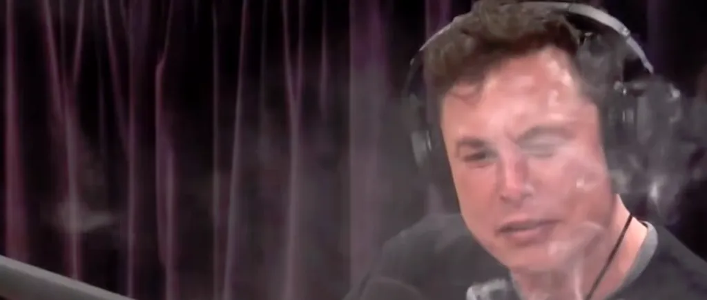Miliardarul Tesla și-a aprins un JOINT URIAȘ la o emisiune în DIRECT. Vezi ce a răspuns Elon Musk când a fost întrebat dacă PERMITE angajaților să fumeze MARIJUANA în timpul programului