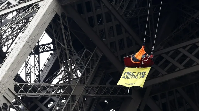 Protest Greenpeace în Turnul Eiffel față de încarcerarea în Rusia a 30 de activiști ai organizației