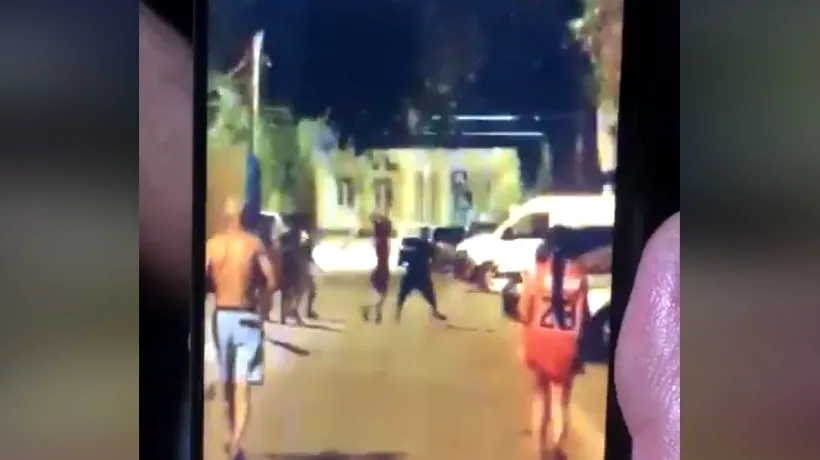 Bătaie cu bâte în Rahova! Un bărbat a agresat o femeie și a fost bătut crunt de martori - VIDEO