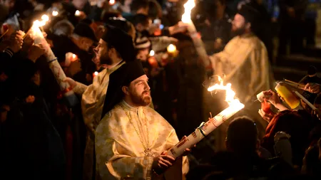 Lumina Sfântă de la Ierusalim a ajuns în România. Urmărește slujba de Înviere de la Patriarhia Română. VIDEO 