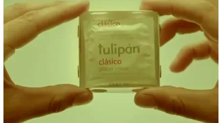 ACORDUL înainte de toate: Patru mâini pentru a deschide un PREZERVATIV