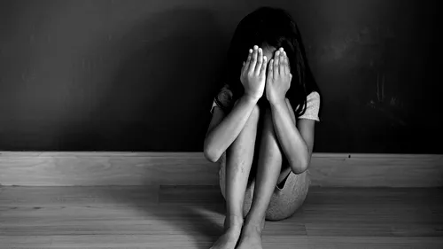 Cazuri revoltătoare în județul Vaslui. Două fete de 10 și 13 ani, violate, una dintre ele chiar de tatăl său, care este cercetat în libertate. Copila este însărcinată în 5 luni
