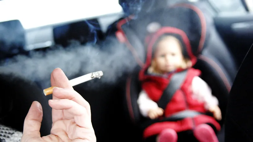 O țară din Europa interzice fumatul în mașinile în care sunt copii. Ce amendă primești dacă încalci legea