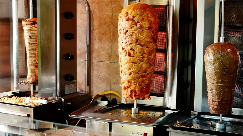 Angajatul unei fast-food dezvăluie cel mai mare MISTER al preparării unui kebab. Ce se întâmplă cu carnea de doner după ora închiderii