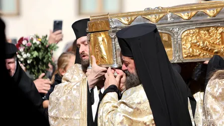 GALERIE FOTO - Sute de pelerini au participat, luni, la procesiunea „Calea Sfinților”, organizată cu ocazia Sărbătorii „Sfântului Dimitrie cel Nou”, Ocrotitorul Bucureștilor