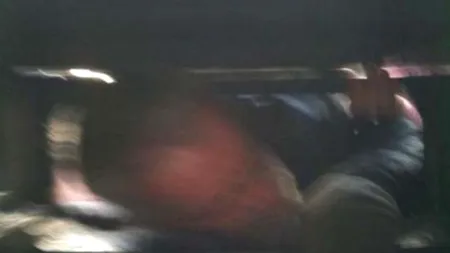 A rămas cu capul blocat în coșul de gunoi, dar nimeni nu l-a ajutat. „Trecătorii se opreau, râdeau și făceau poze