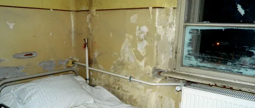 Condiții ORIBILE la un spital din România. Pacienții stau câte doi în pat, în saloane cu pereți scorojiți și lenjerie murdară
