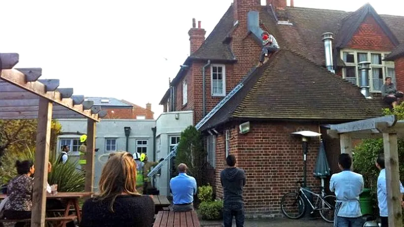 FOTO: Operațiune impresionantă de salvare a unui copil de pe acoperișul unui hotel