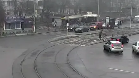 Scene HALUCINANTE. Un individ înarmat cu UN CUȚIT fugărește minute în șir un șofer pe stradă. Reacția agresorului