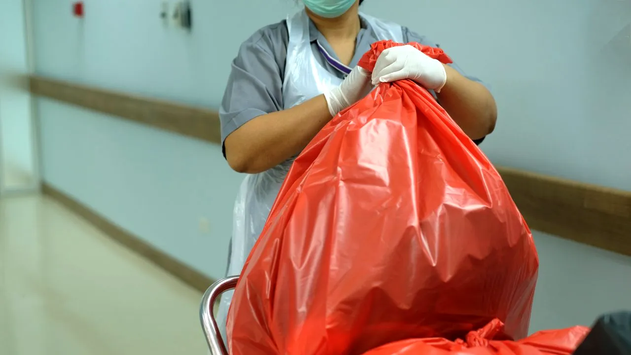 Măștile, medicamentele expirate, vopselele și bateriile uzate, bombele toxice din gropile de gunoi