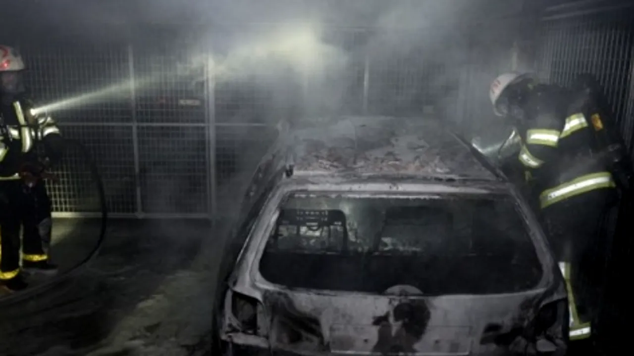 Ca să ascundă dovezile traficului cu țigări și-a dat foc la mașină chiar în vamă. A fost arestat și riscă ani buni de pușcărie