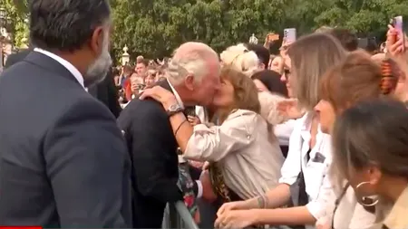 VIDEO Regele Charles al III-lea a fost întâmpinat cu un sărut la Palatului Buckingham: 