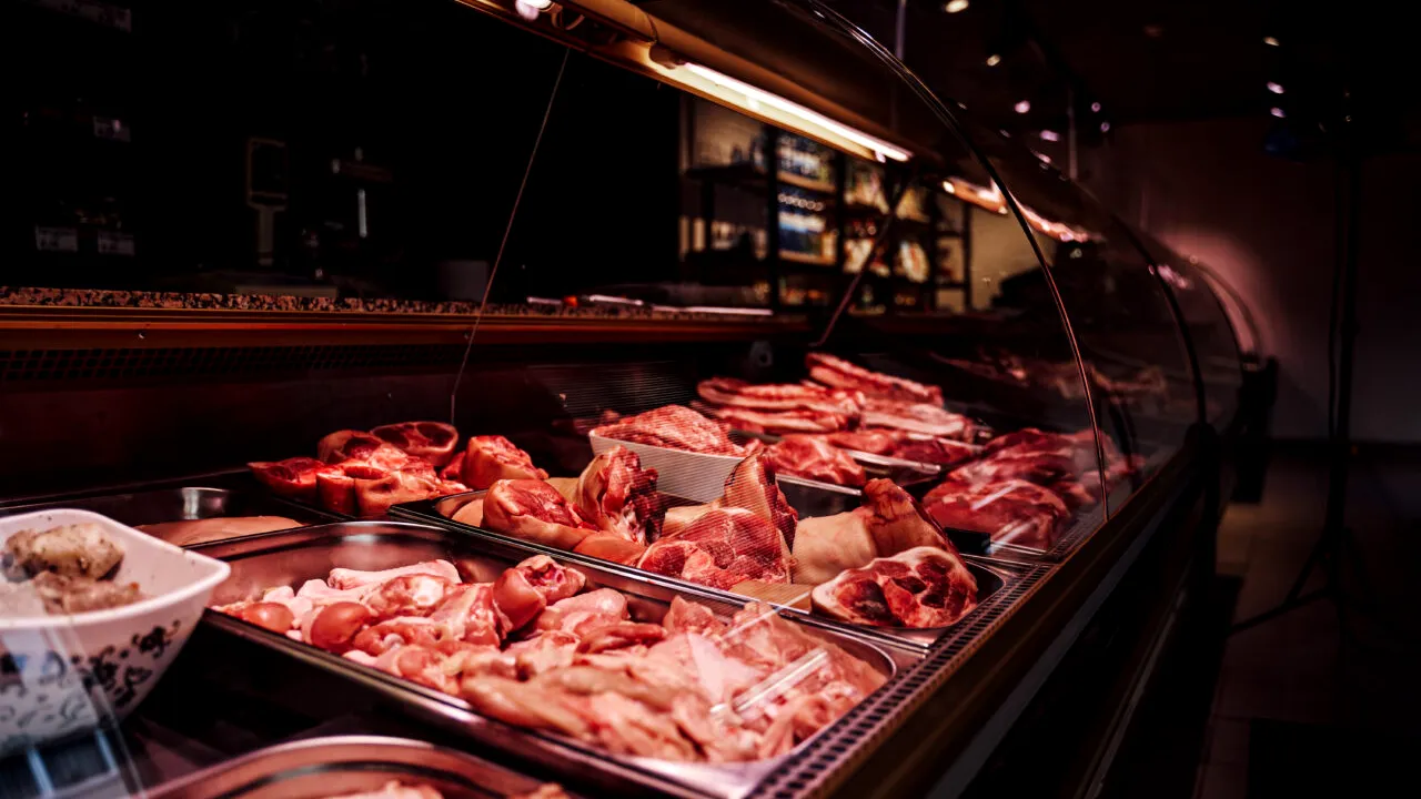 RISCURILE la care se expune un influencer care consumă carne crudă „în numele științei”