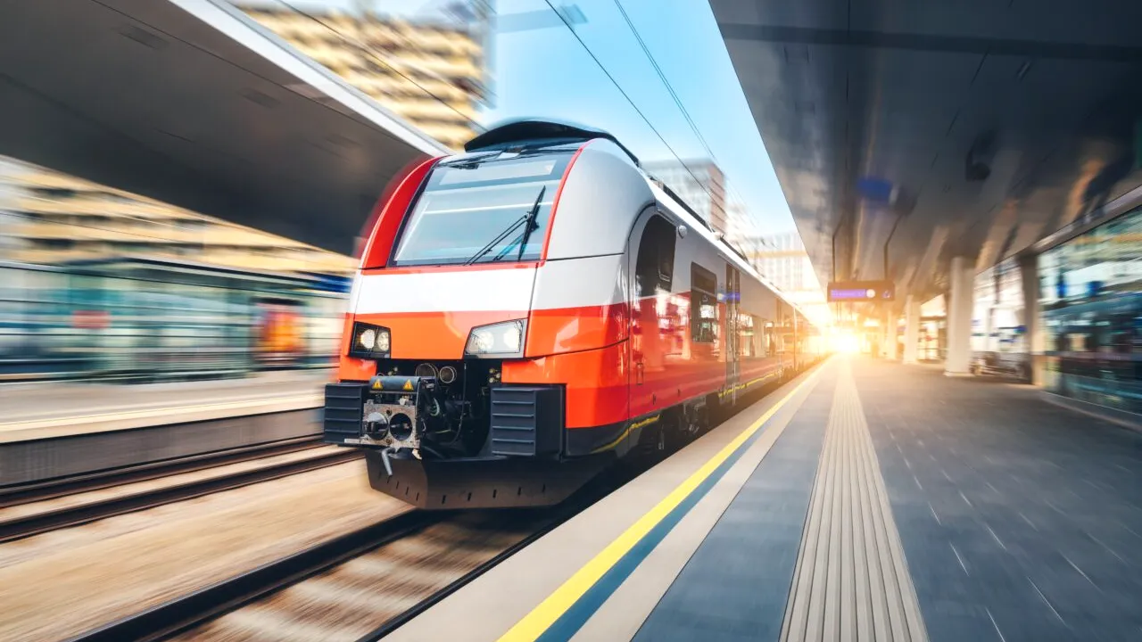 Reduceri de 90% la TREN pentru studenți, dar doar între casă și facultate. Ce documente trebuie prezentate