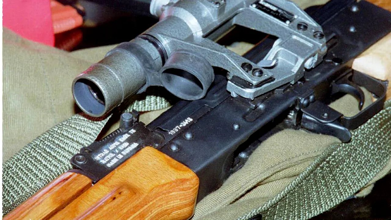 Bărbat reținut după ce în casa sa au fost găsite o armă cu lunetă și peste 1.800 de cartușe