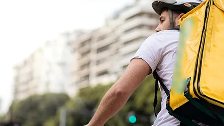 A apărut primul SINDICAT din România destinat exclusiv șoferilor și curierilor de pe Uber, Bolt, Glovo sau Wolt. Se pot înscrie şi cetățenii străini