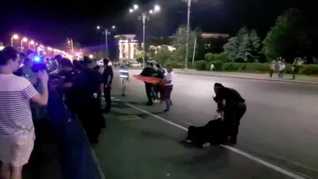 Incidente la proteste din Piața Victoriei: Mai mulți oameni au forțat gardul jandarmilor. O femeie a fost rănită