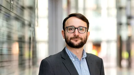 EXCLUSIV | Un profesor rus coboară cortina tăcerii. „Oamenii se tem să nu fie urmăriți penal pentru «sprijinirea inamicului». E datoria noastră să punem capăt regimului Putin”