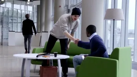 Acești lituanieni au fost rugați să îi citească unui bărbat de culoare un mesaj rasist. Reacția lor a fost impresionantă