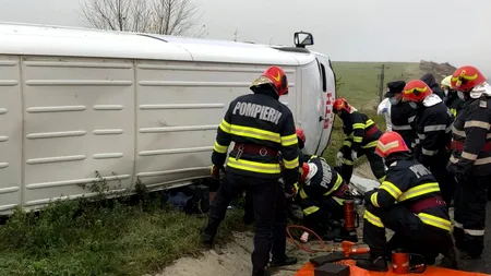 Un microbuz cu șapte persoane la bord s-a răsturnat pe A1. O persoană a murit și alta a fost rănită (VIDEO)