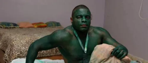 A intrat în pielea lui Hulk, dar nu a mai scăpat de culoare