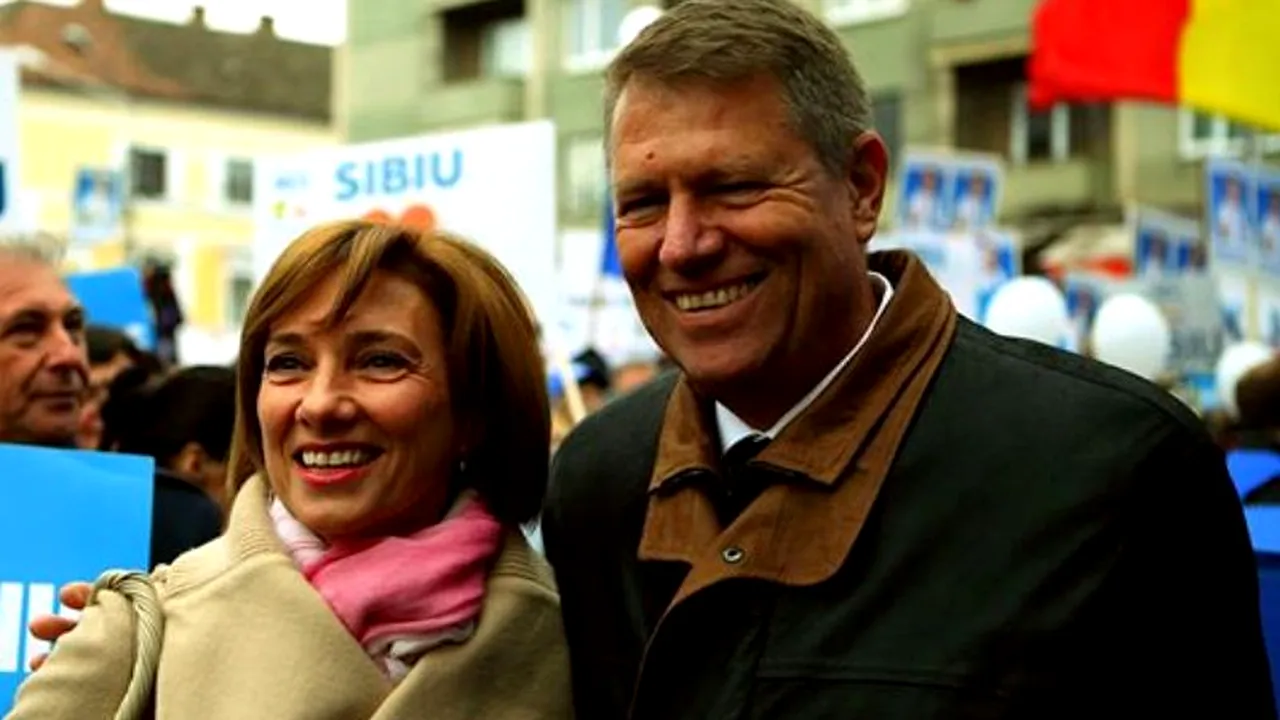 Președintele Iohannis, fotografii cu admiratori lângă bradul de Crăciun