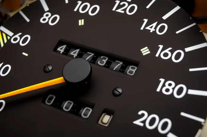 Câți kilometri mai poți merge cu mașina după ce se aprinde în bord martorul de combustibil