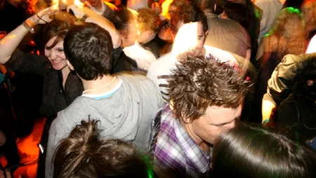 Notă de plată uriașă plătită de doi ruși în doar trei ore într-un bar londonez