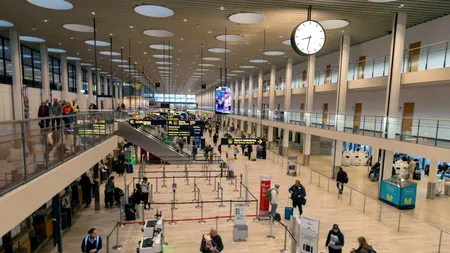 CALVAR pentru 200 de pasageri români blocați în Suedia: Zbor amânat 24 de ore, familii și elevi lăsați să doarmă pe podeaua aeroportului