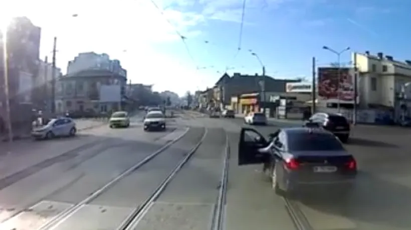 Șicane în trafic între un vatman și un șofer care s-a crezut „zmeu cu BMW. Polițiștii au deschis dosar penal în acest caz - VIDEO