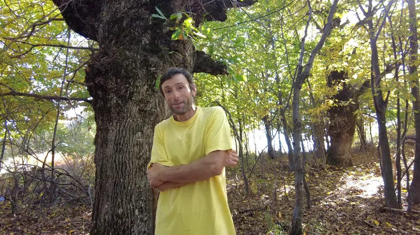 VIDEO | Reacția unui bărbat care trăiește de 11 ani într-o pădure atunci când primește o rulotă. „Începând de azi, mi se schimbă viața”