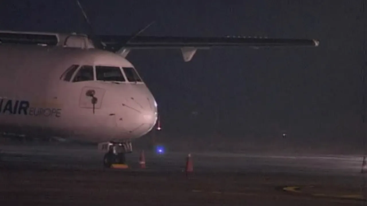 Un avion din Belarus a lovit doi stâlpi de iluminat pe Aeroportul Timișoara. Pilotul și copilotul, testați cu alcooltestul