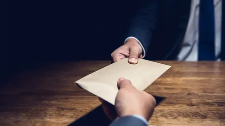 Doi comisari de la Protecţia Consumatorilor Argeş, acuzaţi că ar fi luat mită ca să nu amendeze firmele