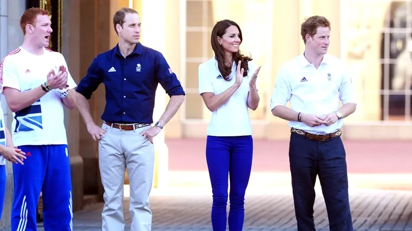 JO LONDRA 2012. Prințul William a asistat la trecerea ștafetei torței olimpice în fața palatului Buckingham